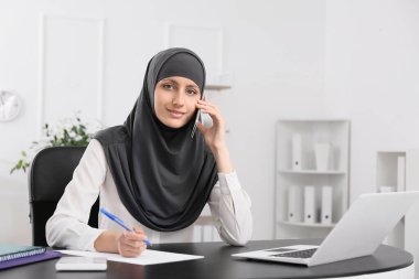 Görevde çalışan Müslüman sekreter