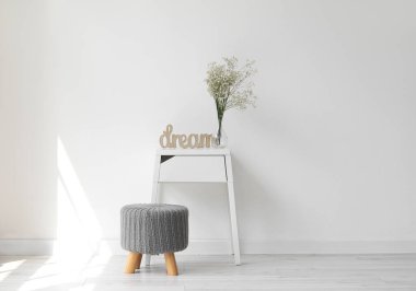 Masası ve puf olan ışık odasının içi.