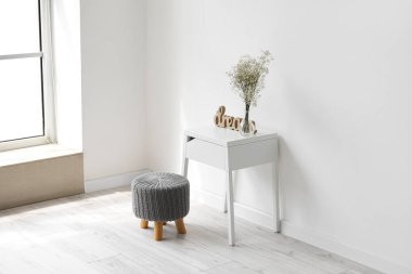 Masası ve puf olan ışık odasının içi.