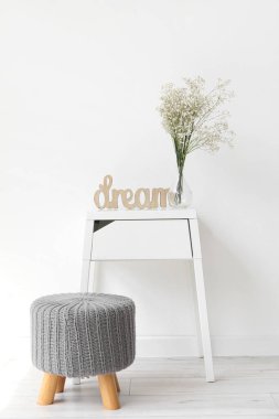 Masası ve puf olan ışık odasının içi.