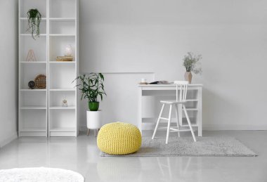 Modern işyeri ve sarı pouf ile aydınlatma odasının içi