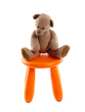 Beyaz arkaplanda oyuncağı olan tabure