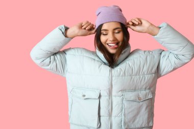 Renkli elbiseler içinde hoş bir genç bayan.