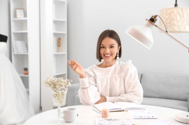 Ofiste çalışan kadın düğün organizatörü.