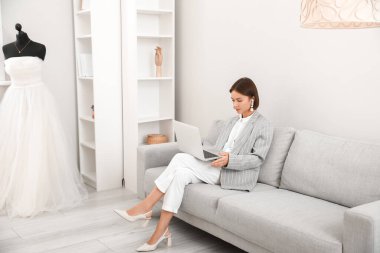 Ofiste çalışan kadın düğün organizatörü.