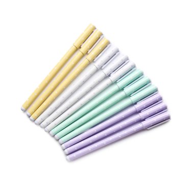 Beyaz arkaplanda farklı renk kalemleri