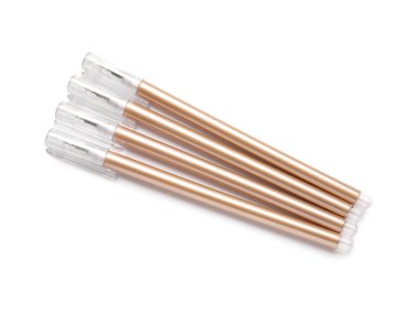 Beyaz arkaplanda altın kalemler