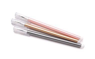 Beyaz arka planda pembe, altın ve siyah kalemler