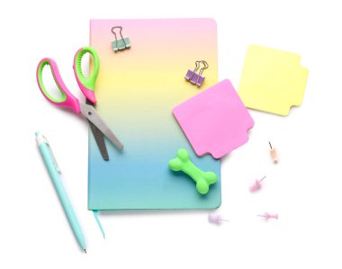 Beyaz arkaplanda renkli kırtasiye malzemeleri