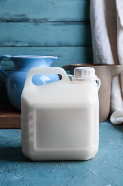 Renkli arka planda galon süt