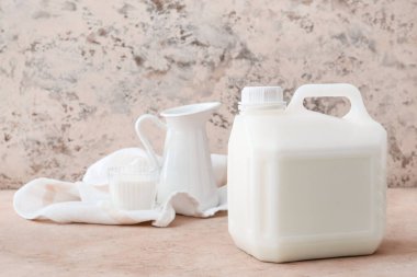 Masada bir şişe süt var.