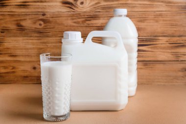Masada galon şişe ve bir bardak süt.