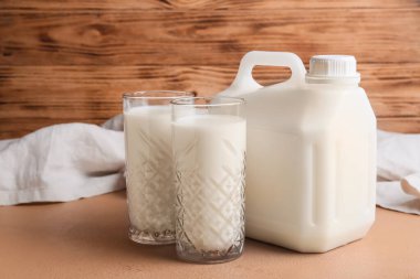 Galon şişe ve bir bardak süt.
