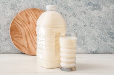 Galon şişe ve bir bardak süt.