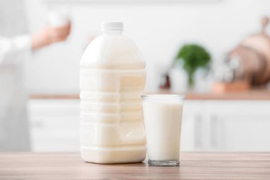Mutfaktaki masada bir şişe süt var.