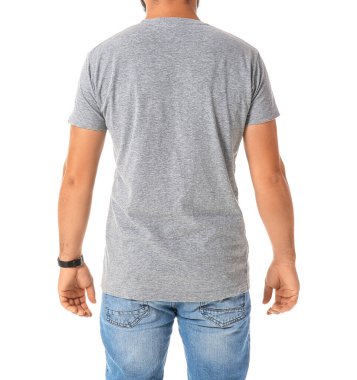 Beyaz arka planda gri tişörtlü yakışıklı adam.