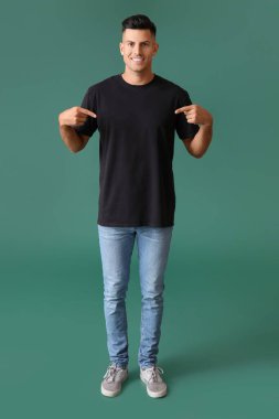 Renkli tişörtlü yakışıklı genç adam.