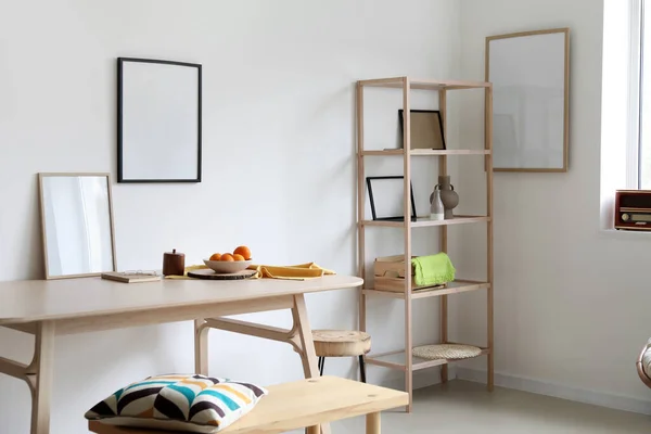 白いフレームと木製の家具付きの光の部屋のインテリア — ストック写真