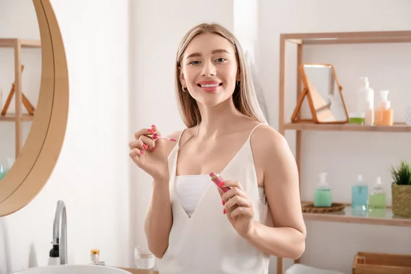 Pretty Young Woman Lipstick Bathroom — Stock Photo, Image