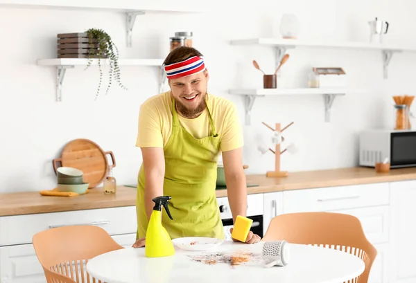 Junger Mann Mit Schwamm Putzt Esstisch Küche — Stockfoto