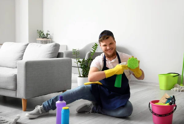 家でスポンジ掃除の床を持つ若い男 — ストック写真