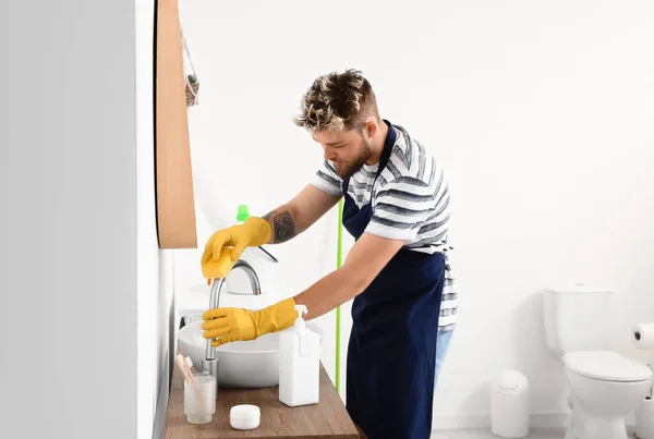 Schöner Junger Mann Mit Schwamm Waschbecken Wasserhahn Badezimmer — Stockfoto