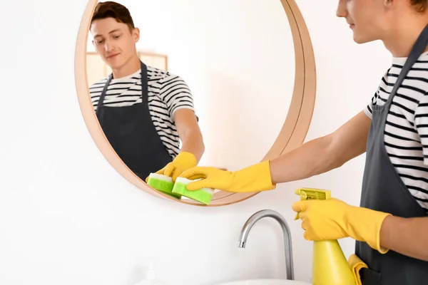 Jovem Homem Espelho Limpeza Com Esponja Banheiro — Fotografia de Stock