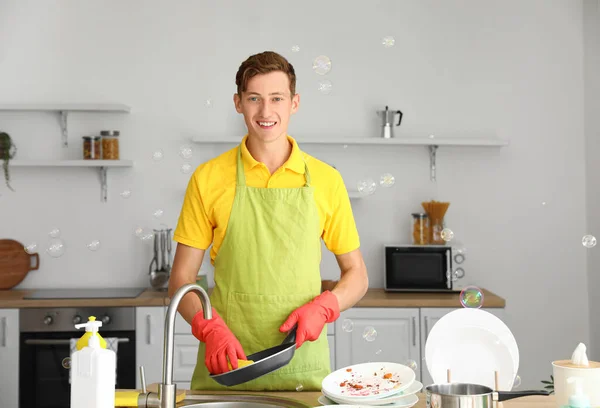 Joven Hombre Limpieza Sartén Con Esponja Cocina — Foto de Stock