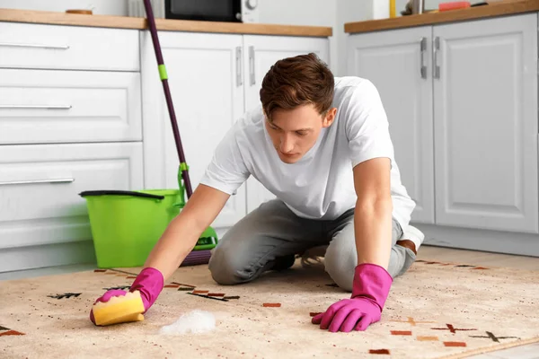 Young Man Cleaning Carpet Sponge Kitchen — Stock Photo, Image