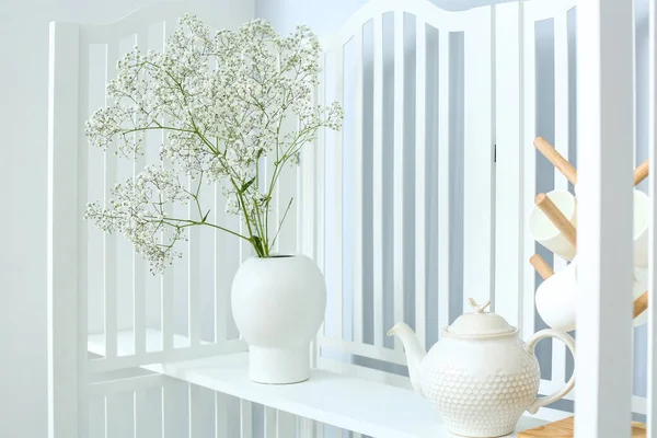 光の部屋で屏風にジプシーの花 ティーポットとカップの花瓶 — ストック写真