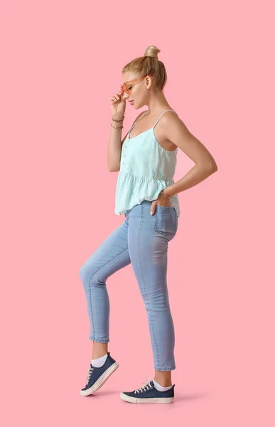 Modische Junge Frau Stylischen Jeans Auf Farbigem Hintergrund — Stockfoto