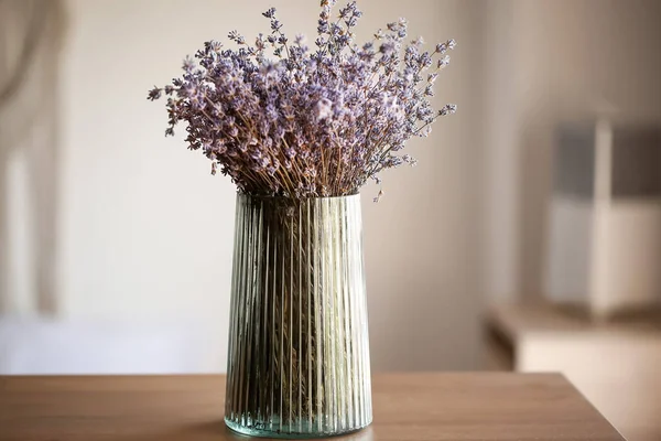 Odasında Güzel Lavanta Çiçekleri Olan Bir Vazo — Stok fotoğraf