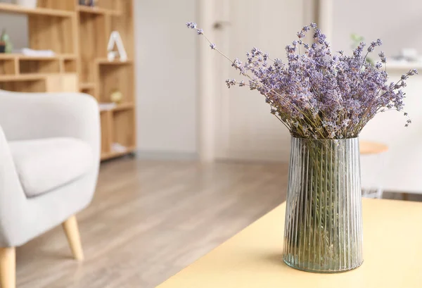 Masanın üzerinde güzel lavanta çiçekleri olan vazo.