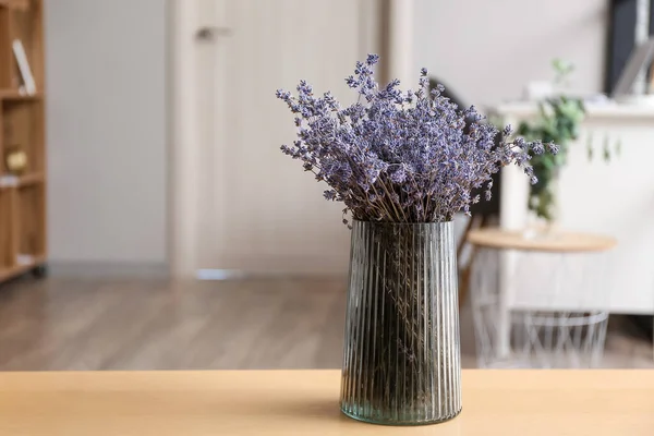 Florero Con Hermosas Flores Lavanda Mesa Habitación —  Fotos de Stock