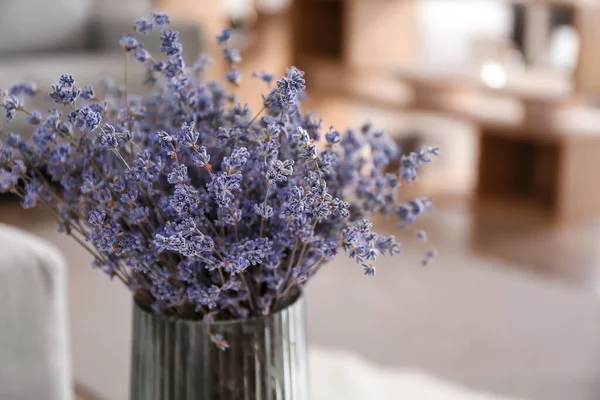 Odasında güzel lavanta çiçekleri olan bir vazo, yakın plan.