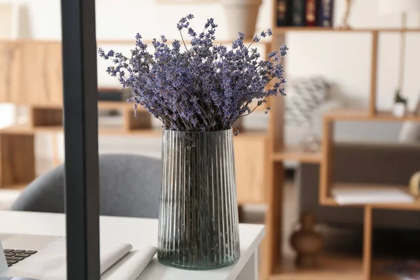 Masanın üzerinde güzel lavanta çiçekleri olan vazo.