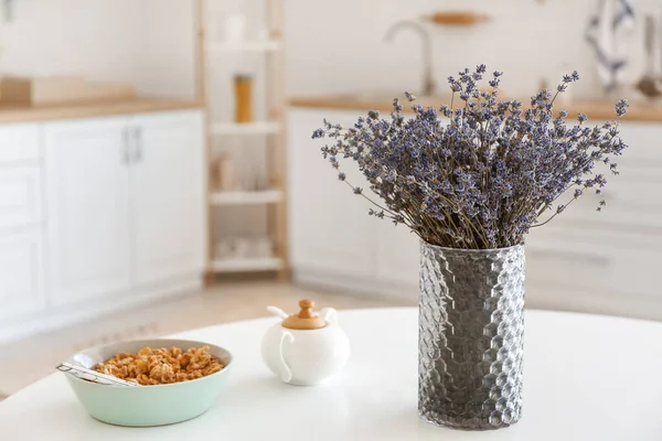Mutfakta güzel lavanta çiçekleri olan vazo.