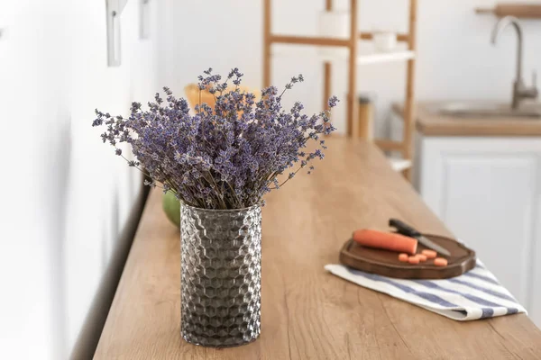 Mutfakta güzel lavanta çiçekleri olan vazo.
