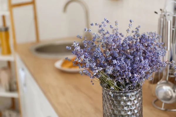 Mutfakta güzel lavanta çiçekleri olan vazo.