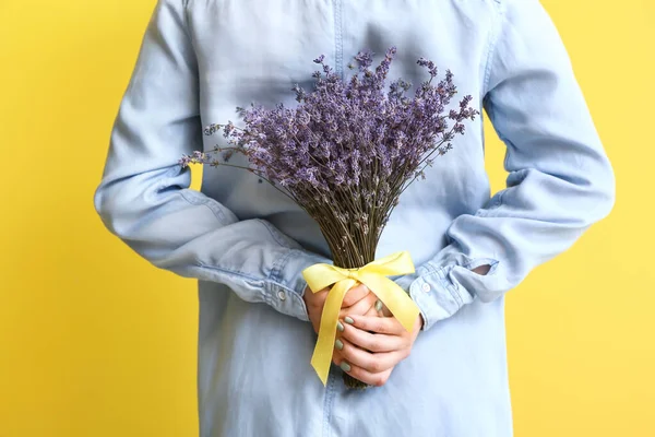 Mujer Con Hermosas Flores Lavanda Sobre Fondo Color — Foto de Stock