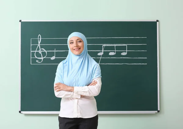 Muslim Music Teacher Blackboard Classroom — Stock Photo, Image