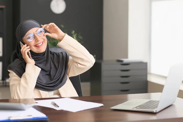 Muslim Secretary Talking Phone Office — Stockfoto