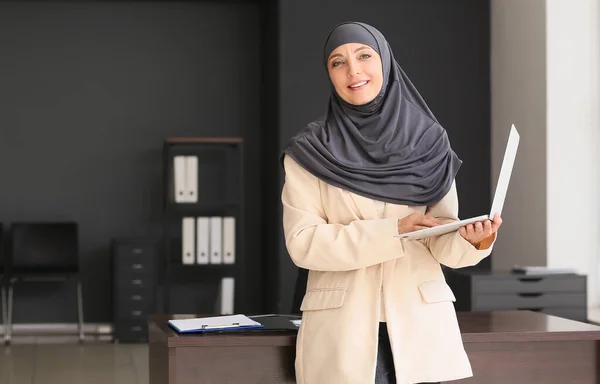 Muslimische Sekretärin Mit Laptop Büro — Stockfoto