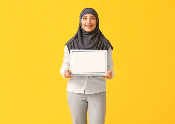 Muslim Secretary Laptop Color Background — Stock Photo, Image