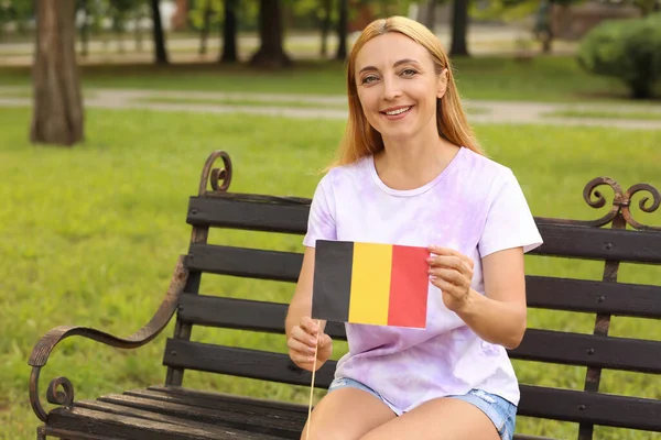 Rijpe Vrouw Met Vlag Van België Zittend Bank Park — Stockfoto