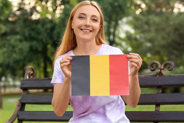 Femme Mûre Avec Drapeau Belgique Assise Sur Banc Dans Parc — Photo