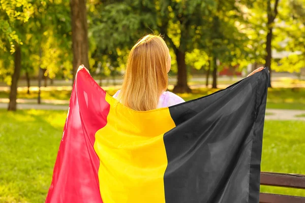Gammal Kvinna Med Belgiens Flagga Parken — Stockfoto