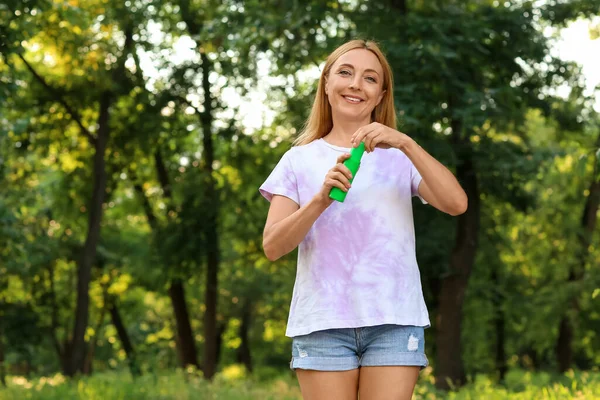 Mature Woman Mosquito Repellent Park — Stock Photo, Image