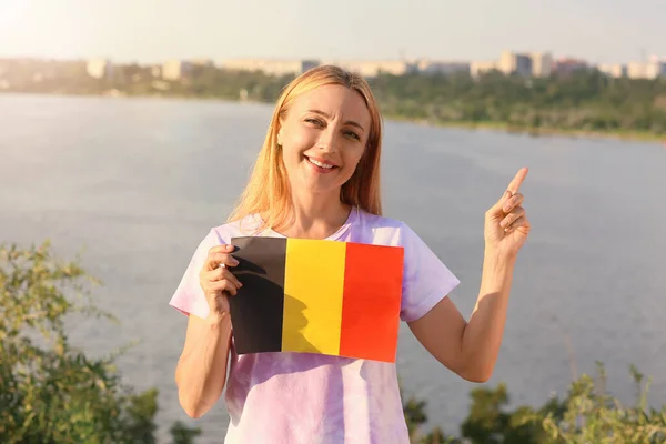 河畔有比利时国旗的成熟女子 — 图库照片
