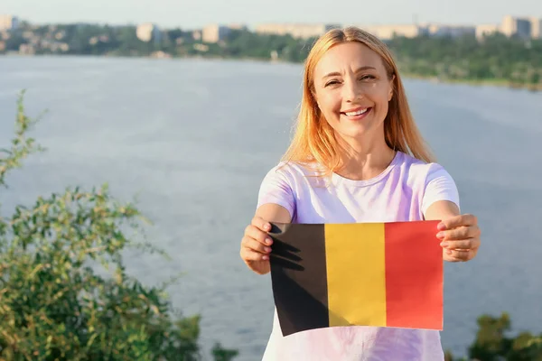 Ώριμη Γυναίκα Σημαία Βελγίου Κοντά Στο Ποτάμι — Φωτογραφία Αρχείου